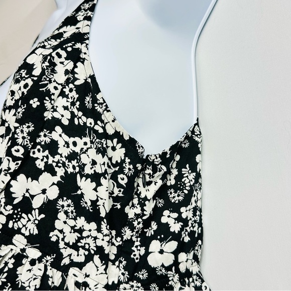 NWT EXPRESS Women’s Sz Medium Black & White V Neck High Low Spaghetti Strap Tank - Picture 10 of 12